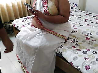 (selfie lete loyalties Hot Aunty ko Jabardasti Chudai) Neighbor Stripping her saree & fucked in bed - Indian Desi Aunty