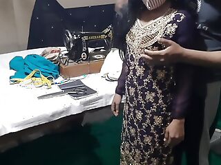 Tailor ne Bhabhi ka naap lete lete Bhabhi ko hi chod dala,desi housewife fucked at the end of one's tether tailor with clear hindi audio