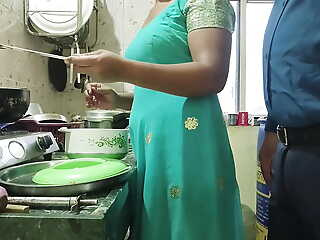 Desi bhabhi  kitchen me khana bana Rahi thi tabhi uska devar akar chut chodane laga