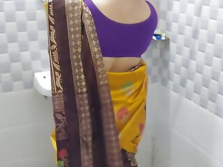Yellow Saree Mein Apni ko Nahate Dekh Kr Raha Nahi Gya To Unko Bathroom Mein Hi Ghus Kar Flavouring Utha Kr Choda