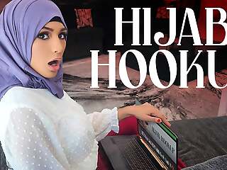 Hijab Girl Nina Grew Up Watching American Teen Movies And Is Obsessed With Becoming Prom Queen