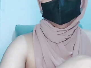 Formerly horny, this Hijab unreserved is Masturbate until wet