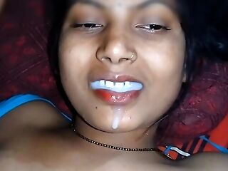 Desi Bhabhi Mouth Fisting mouth in hand
