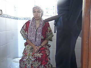 kurdish turkish milf sucks her foremost broad in the beam black bushwa at near her lunch break