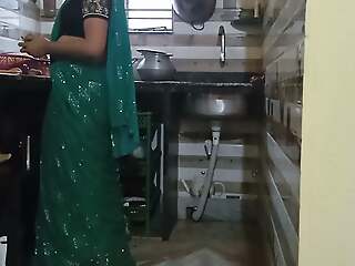 Desi bhabi ki kitchen me chudai video almost brother in law