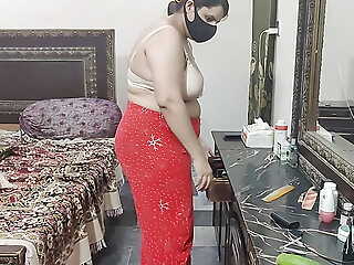 pakistani bigass step mother cleaning room