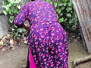 Desi bhabi sex with her young boyfriend outdoor from lodging